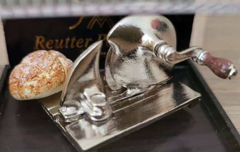 Reutter Reutter Bread slicing - Inimini Dollhouse Store
